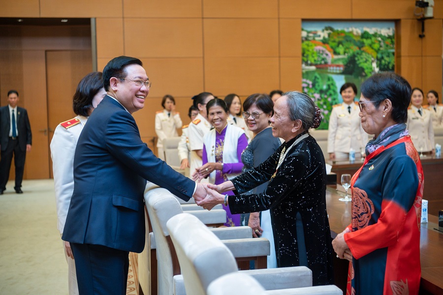 Chủ tịch Quốc hội Vương Đình Huệ gặp mặt Đoàn đại biểu phụ nữ Công an nhân dân.