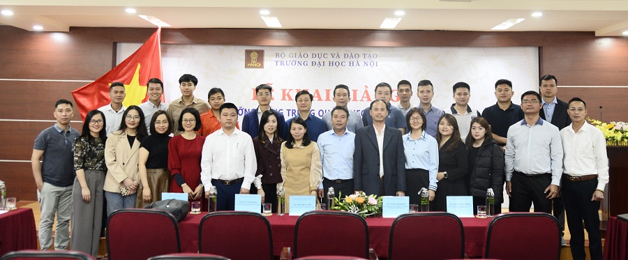 Các đại biểu và học viên chụp ảnh lưu niệm tại Lễ khai giảng khóa bồi dưỡng tiếng Trung Quốc.