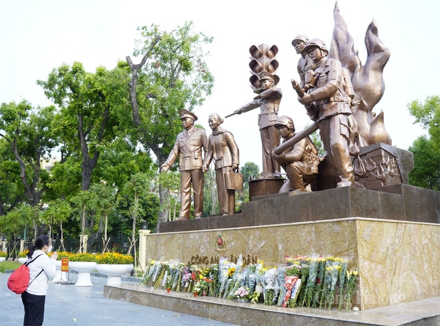 Chiều 4/8, người dân mang hoa tưởng niệm các đồng chí Cảnh sát PCCC đã anh dũng hy sinh trong khi làm nhiệm vụ. ảnh: Cấn Dũng.