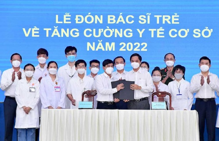 Lãnh đạo TPHCM động viên các bác sĩ trẻ được tăng cường về y tế cơ sở năm 2022. Ảnh: VIỆT DŨNG.