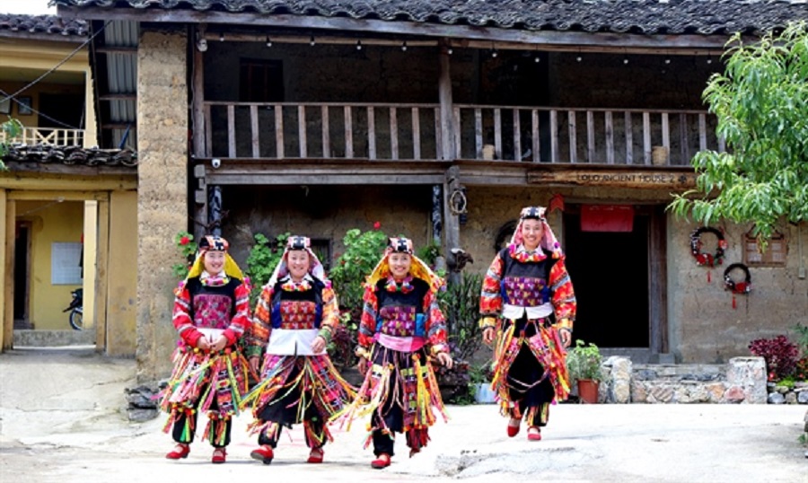 Phụ nữ thôn Lô Lô Chải tự tin trong trang phục truyền thống đón khách.