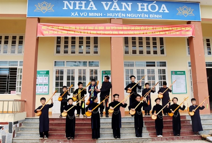 Các học trò của anh Đinh Văn Thức trong một buổi tập hát Then đàn Tính.