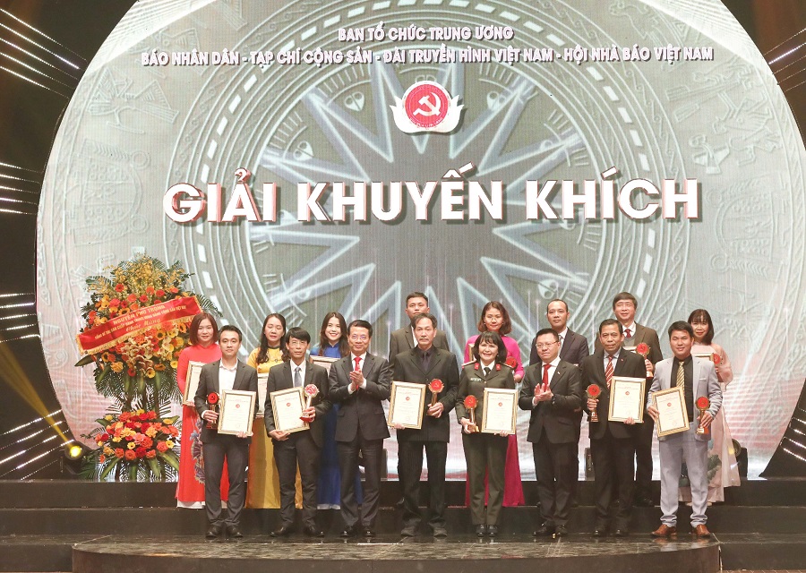 Đồng chí Bùi Văn Tiếng (hàng sau, thứ hai từ phải qua) nhận Giải Khuyến khích Giải Búa liềm vàng lần thứ VII- năm 2022.