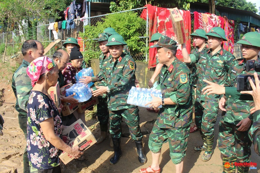 Thủ trưởng Bộ Tư lệnh Quân khu 4 trao hỗ trợ, động viên người dân bị thiệt hại tại bản Sơn Hà, xã Tà Cạ.