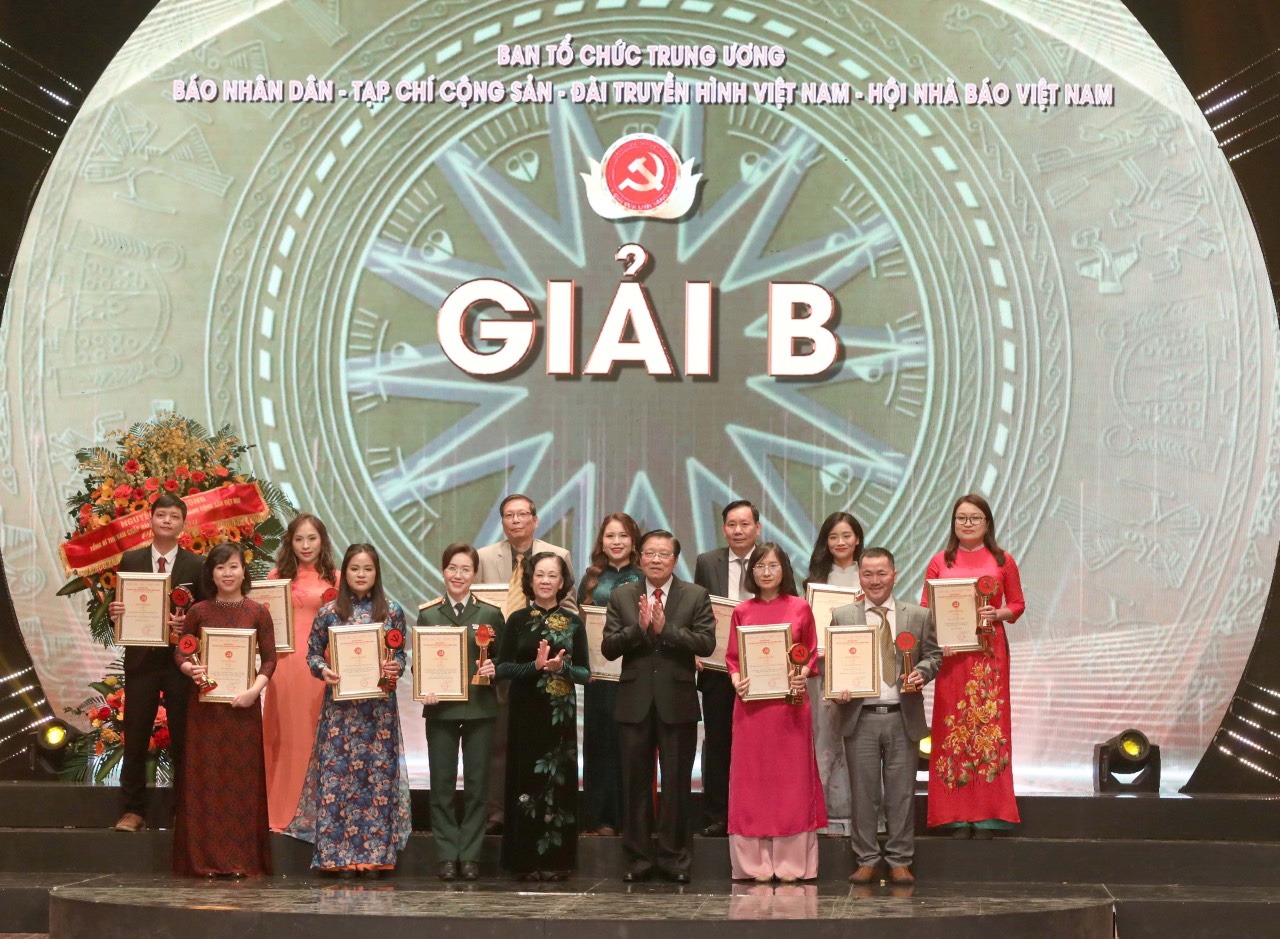 Nhóm các tác giả đoạt giải B - Giải Búa liềm vàng năm 2022