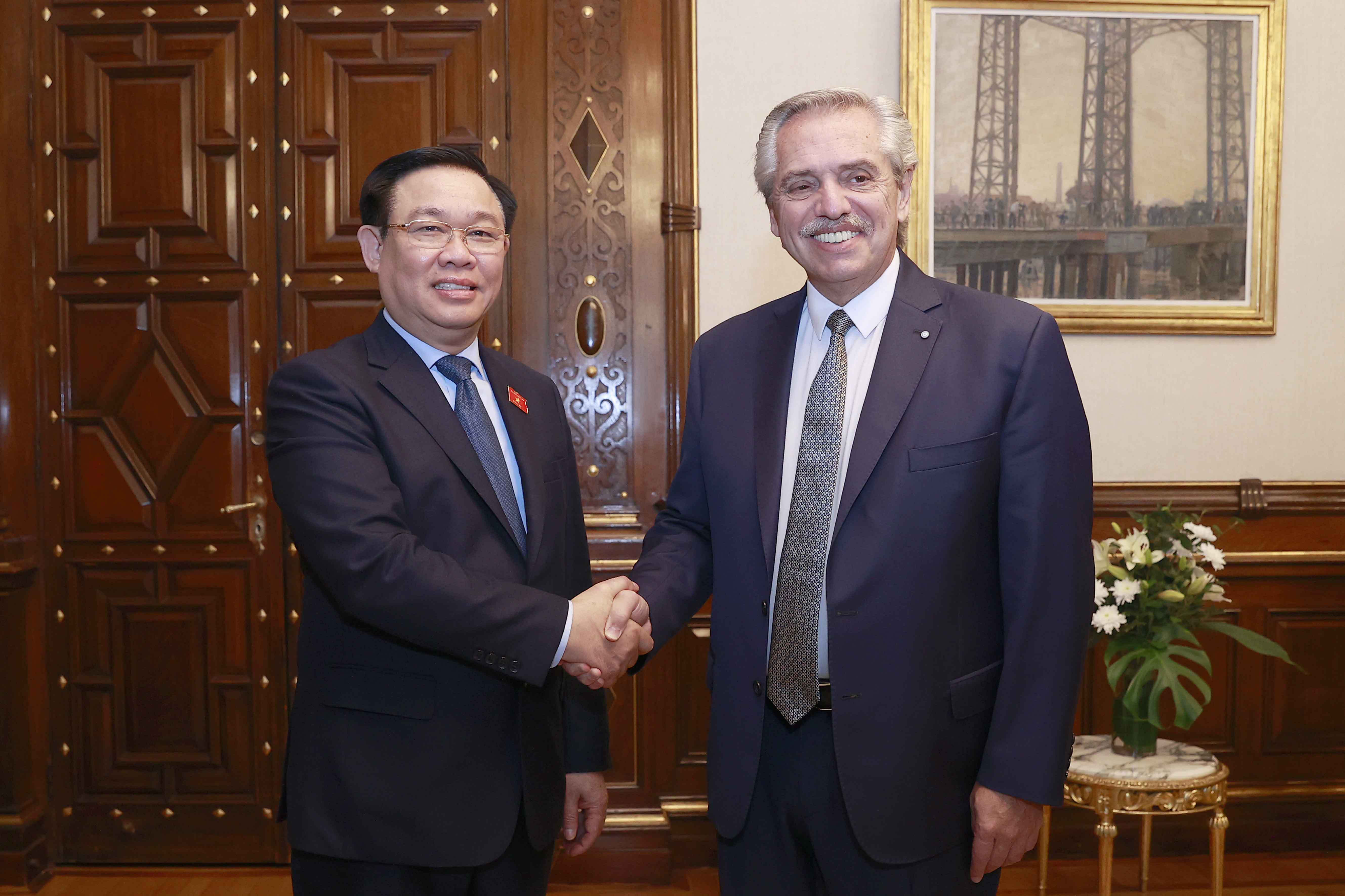 Chủ tịch Quốc hội Vương Đình Huệ và Tổng thống Alberto A. Fernandez.