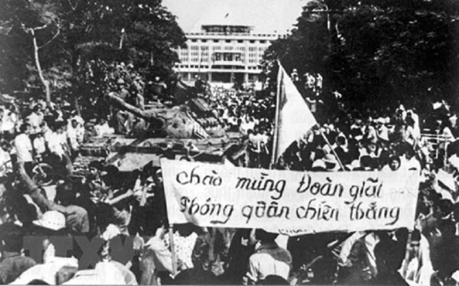Nhân dân Sài Gòn đón chào quân giải phóng chiếm phủ tổng thống ngụy, trưa 30-4-1975. (Ảnh: Tư liệu/TTXVN phát).