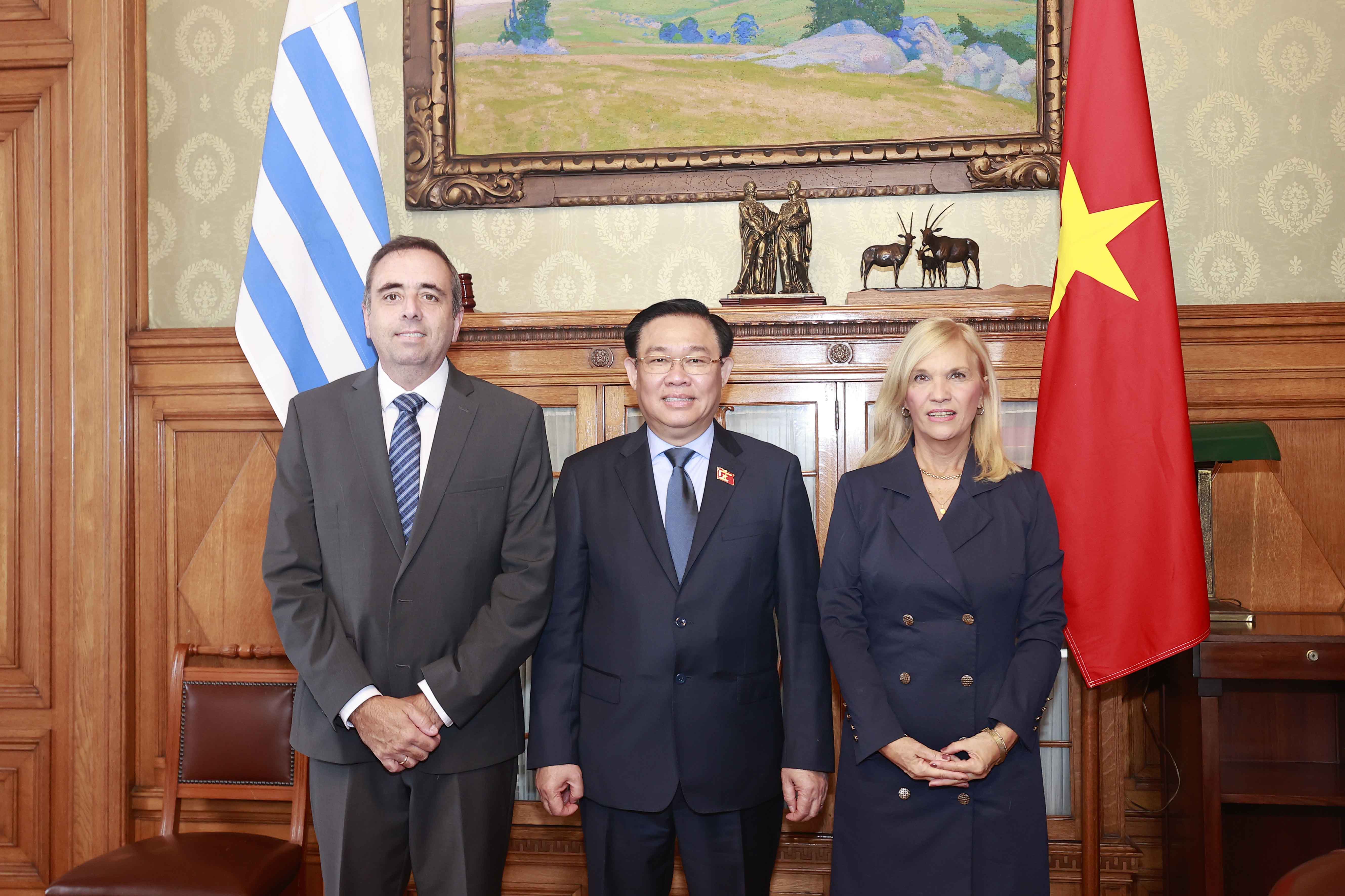 Chủ tịch Quốc hội Vương Đình Huệ chụp ảnh chung với Chủ tịch Thượng viện Beatriz Argimon (phải) và Chủ tịch Hạ viện Sebastian Andujar (trái).
