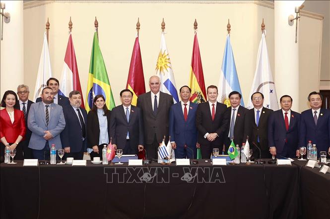 Chủ tịch Quốc hội Vương Đình Huệ và Chủ tịch Nghị viện Mercosur Gustavo Penades (bên phải) với đại biểu.