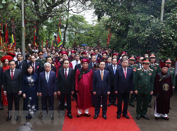 Chủ tịch nước Võ Văn Thưởng cùng lãnh đạo Đảng, Nhà nước thực hiện nghi lễ tại Đền Thượng trong Khu Di tích Lịch sử Quốc gia đặc biệt Đền Hùng. (Ảnh: Thống Nhất/TTXVN).