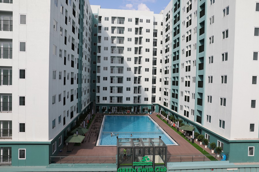 Dự án NOXH tại TP. Bắc Ninh của HUD được đầu tư xây dựng và bể bơi có diện tích lớn để phục vụ cư dân.
