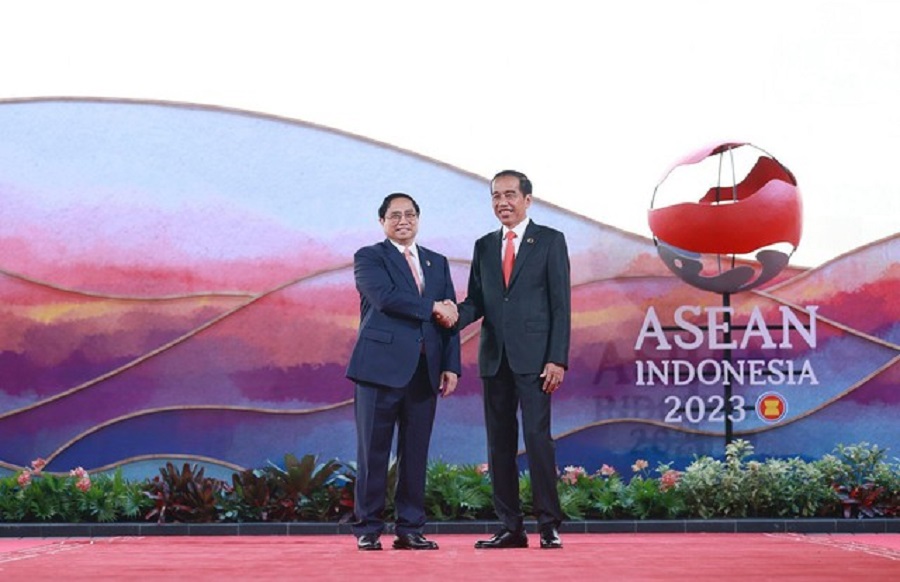 Tổng thống Indonesia Joko Widodo chào đón Thủ tướng Phạm Minh Chính tham dự Hội nghị cấp cao ASEAN 42. Ảnh: VGP/Nhật Bắc.