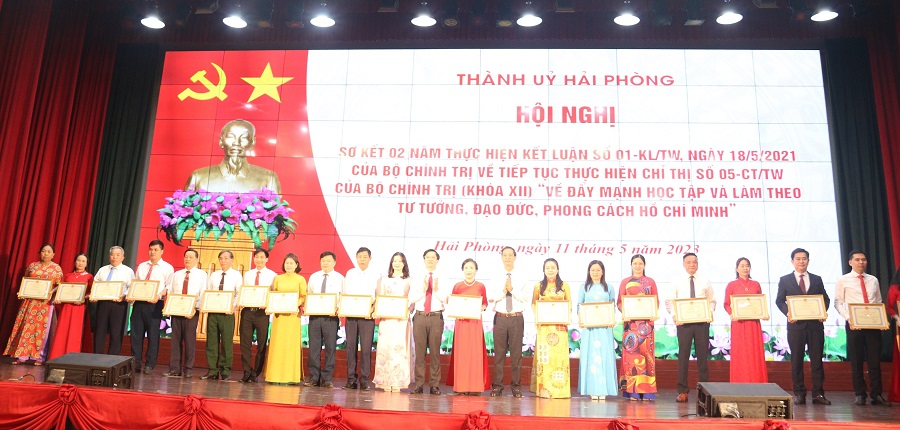 Lãnh đạo Thành ủy và UBND TP. Hải Phòng trao Bằng khen của UBND Thành phố, tặng hoa chúc mừng các tập thể, cá nhân có thành tích xuất sắc.