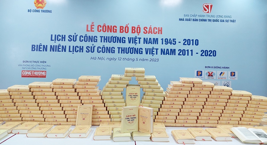 Bộ sách Lịch sử ngành Công Thương Việt Nam 1945-2010 và Biên niên sử Công Thương Việt Nam 2011-2020.