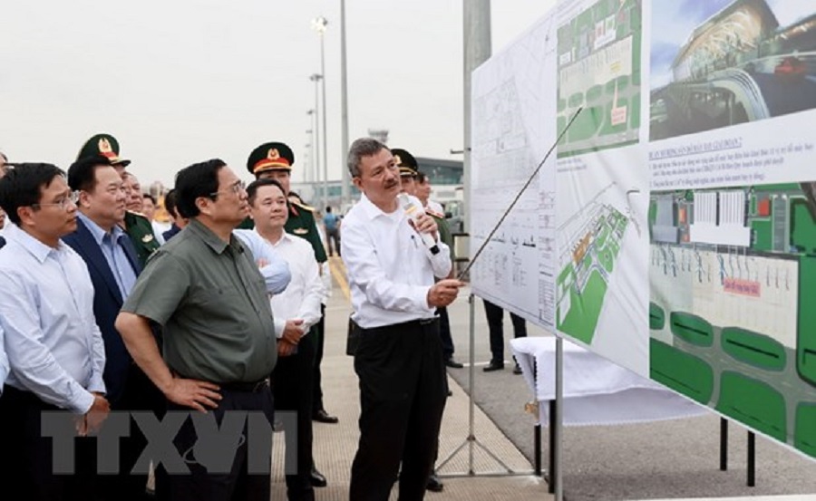 Thủ tướng Phạm Minh Chính nghe báo cáo dự án xây dựng Nhà ga T2, Cảng hàng không Quốc tế Cát Bi tại Hải Phòng. Ảnh: Dương Giang/TTXVN.
