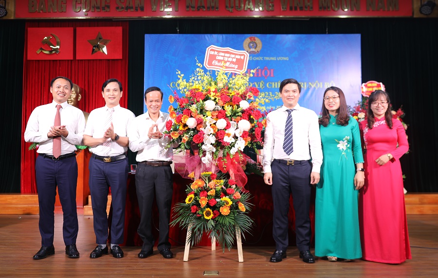 Đ/c Nguyễn Kim Minh, Cục trưởng Cục Bảo vệ chính trị nội bộ tặng hoa chúc mừng Ban Chấp hành Công đoàn Cục nhiệm kỳ 2023-2028.