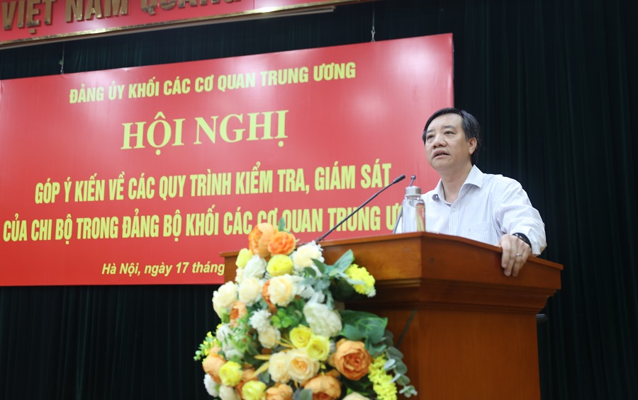Đ/c Nguyễn Thành Nam, Ủy viên Ban Thường vụ, Chủ nhiệm Ủy ban Kiểm tra Đảng ủy Khối trình bày dự thảo các quy trình về công tác kiểm tra, giám sát của chi bộ.