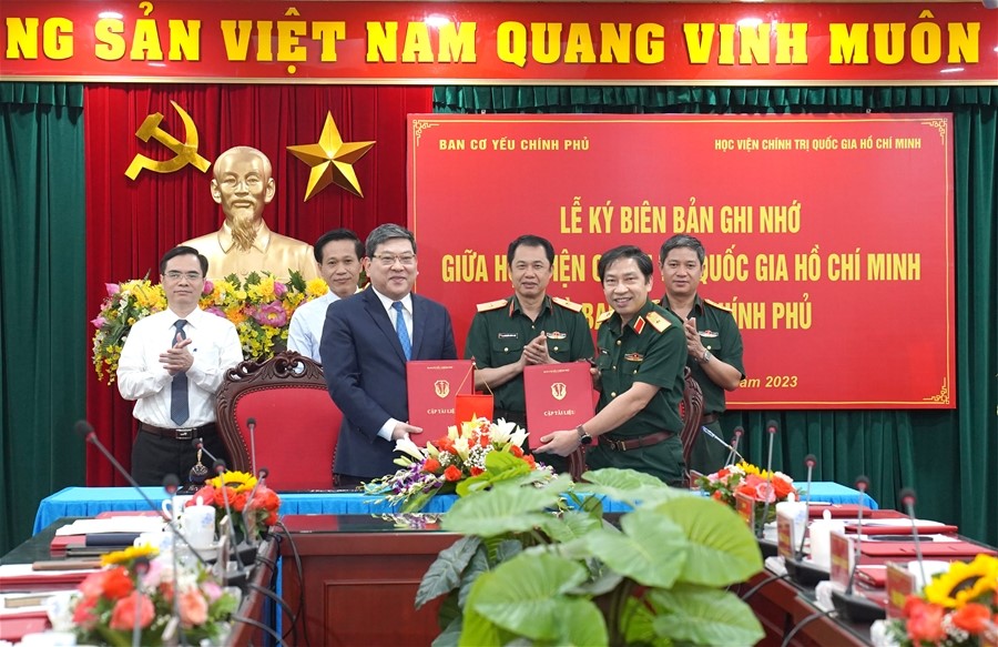 Thiếu tướng Vũ Ngọc Thiềm, Trưởng Ban Cơ yếu Chính phủ (bên phải) và PGS, TS. Nguyễn Duy Bắc, Phó Giám đốc Thường trực Học viện Chính trị quốc gia Hồ Chí Minh (bên trái) trao Biên bản hợp tác giữa hai cơ quan.