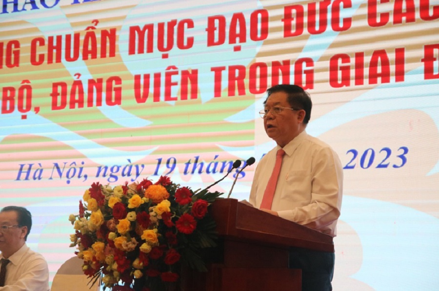 Đồng chí Nguyễn Trọng Nghĩa phát biểu kết luận Hội thảo.