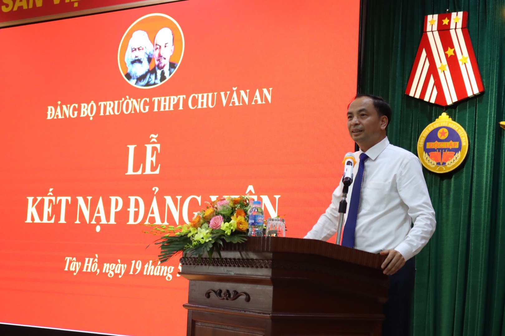 Đồng chí Nguyễn Đình Khuyến, Phó Bí thư Quận ủy, Chủ tịch UBND quận Tây Hồ phát biểu giao nhiệm vụ cho hai đảng viên trẻ.