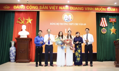 Thêm 2 học sinh trường THPT Chu Văn An được kết nạp vào Đảng