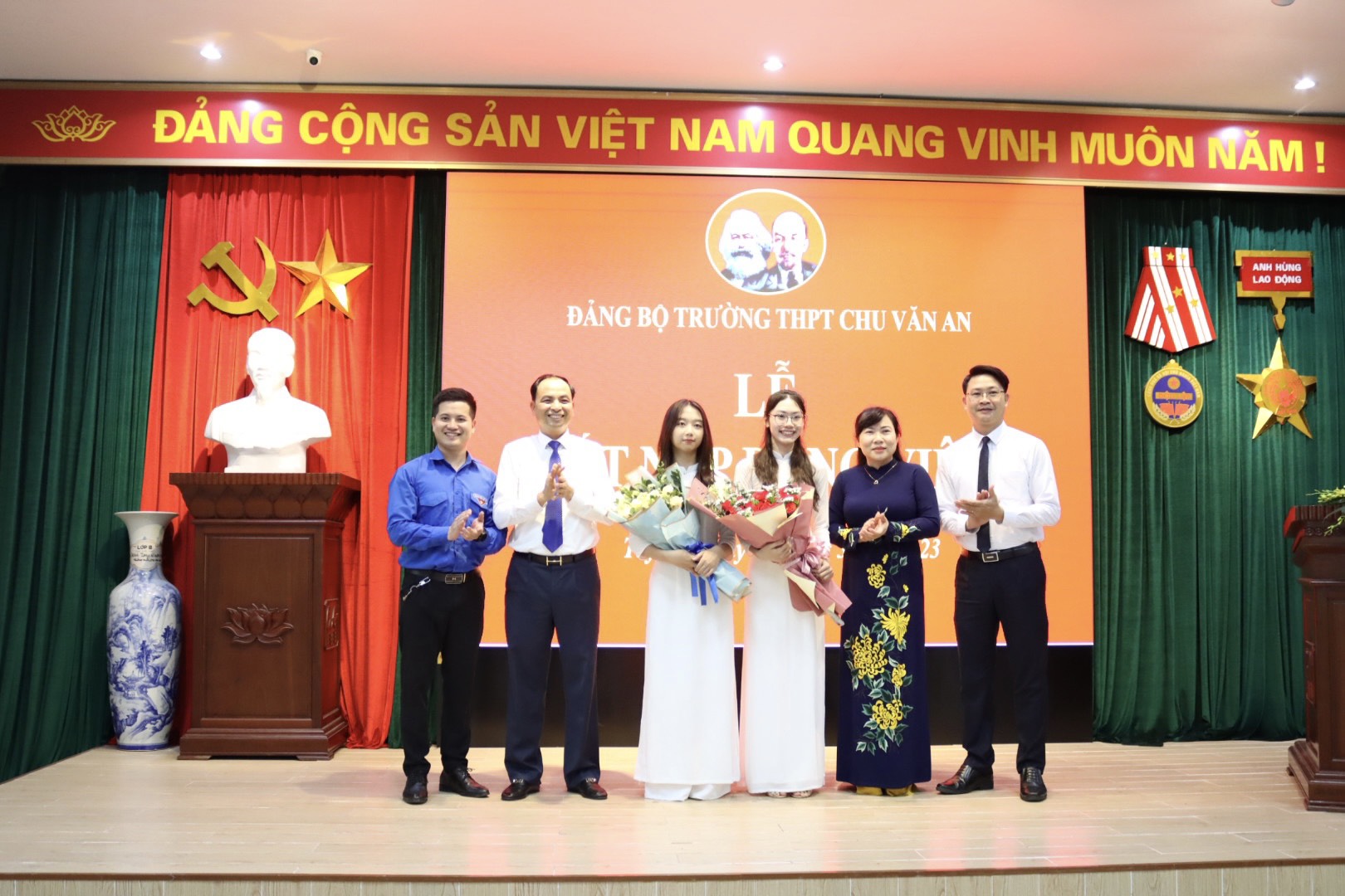 Lãnh đạo Quận uỷ Tây Hồ tặng hoa chúc mừng hai đảng viên học sinh của Trường THPT Chu Văn An.