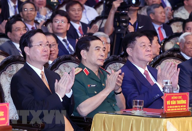 Chủ tịch nước Võ Văn Thưởng, các lãnh đạo, nguyên lãnh đạo Đảng Nhà nước dự Lễ kỷ niệm 60 năm Ngày Bác Hồ về thăm Đảng bộ và nhân dân tỉnh Nam Định. (Ảnh: Thống Nhất/TTXVN)