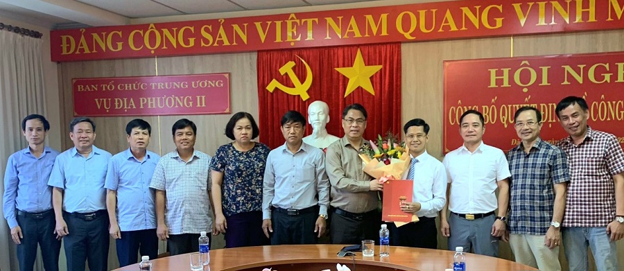 Đ/c Phan Thăng An trao quyết định và tặng hoa chúc mừng đồng chí Lê Hữu Vinh.