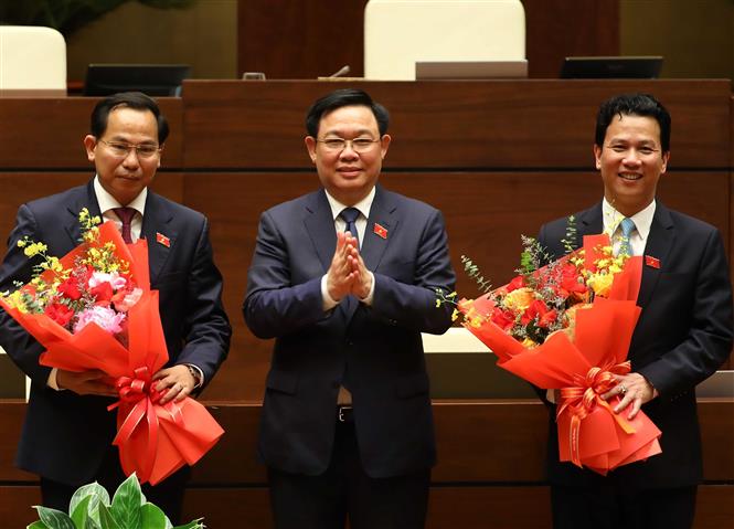 Chủ tịch Quốc hội Vương Đình Huệ chúc mừng tân Chủ nhiệm Ủy ban Tài chính - Ngân sách của Quốc hội Lê Quang Mạnh (bên trái) và tân Bộ trưởng Bộ Tài nguyên và Môi trường Đặng Quốc Khánh (bên phải). Ảnh: TTXVN