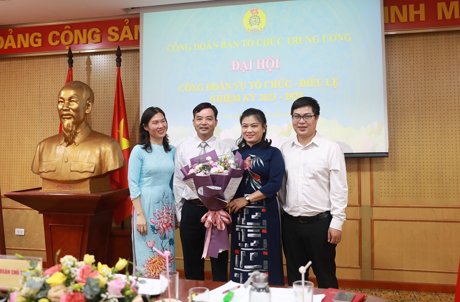 tặng hoa đồng chí Nguyễn Thị Kiều Linh, Chủ tịch Công đoàn Cục nhiệm kỳ 2017-2022.