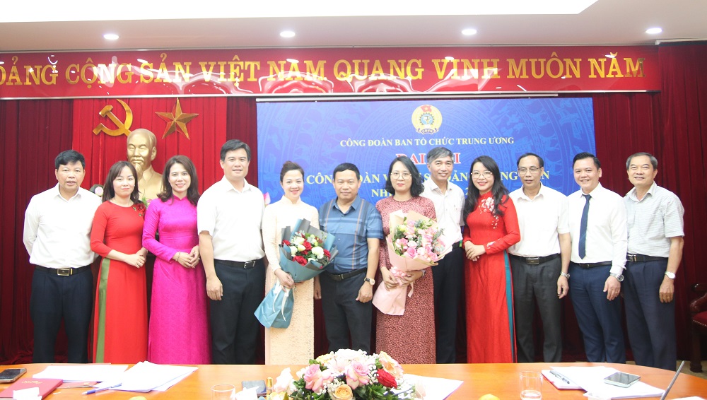 Ban Chấp hành Công đoàn Vụ Cơ sở đảng, đảng viên nhiệm kỳ 2023-2028 chụp ảnh lưu niệm cùng các đại biểu.