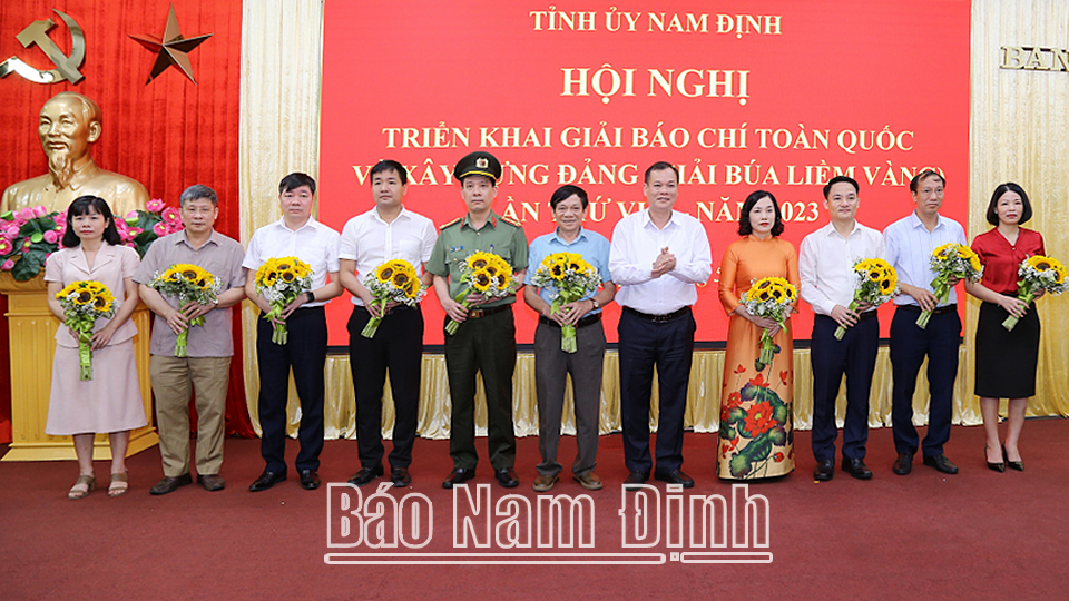 Đ/c Lê Quốc Chỉnh tặng hoa cho các tập thể có thành tích tiêu biểu trong triển khai Giải Búa liềm vàng lần thứ VII-2022.