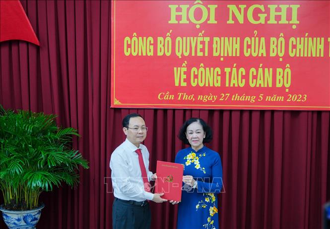 Đồng chí Trương Thị Mai, Ủy viên Bộ Chính trị, Thường trực Ban Bí thư, Trưởng Ban Tổ chức Trung ương trao quyết định của Bộ Chính trị cho đồng chí Nguyễn Văn Hiếu.