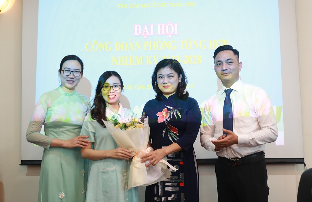 Đ/c Nguyễn Thị Kiều Linh tặng hoa chúc mừng Ban Chấp hành Công đoàn Phòng Tổng hợp nhiệm kỳ 2023-2028.