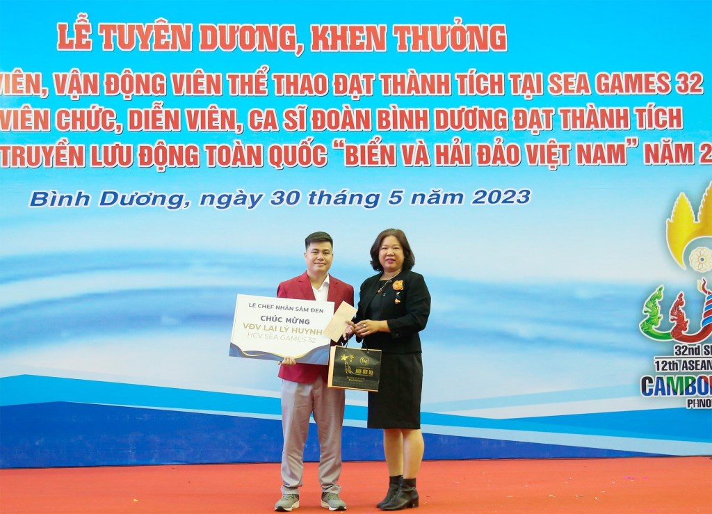 Bà Đặng Trần Cẩm Vân - Tổng Giám đốc Công ty Le Chef Nhân Sâm Đen TPHCM tặng tiền mặt và quà cho các VĐV đạt thành tích.