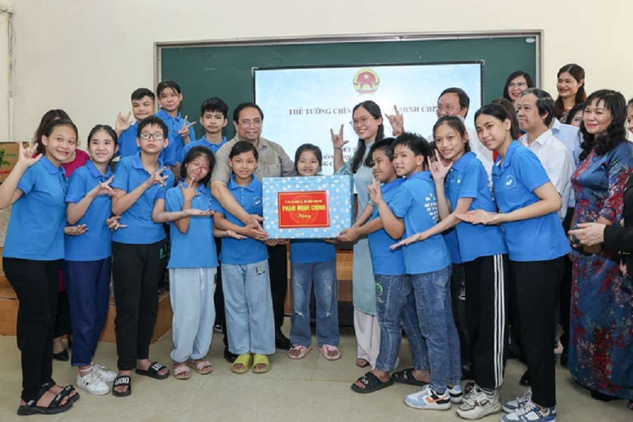 Thủ tướng tặng quà cho các em học sinh tại Trung tâm Hỗ trợ phát triển giáo dục hoà nhập thuộc Trường Cao đẳng Sư phạm Trung ương. Ảnh: VGP/Nhật Bắc.