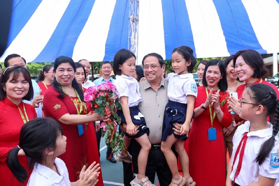 Thủ tướng Phạm Minh Chính thăm, tặng quà thầy cô giáo và các em học sinh có hoàn cảnh đặc biệt tại Trường Phổ thông dân lập Hermann Gmeiner. Ảnh: VGP/Nhật Bắc.
