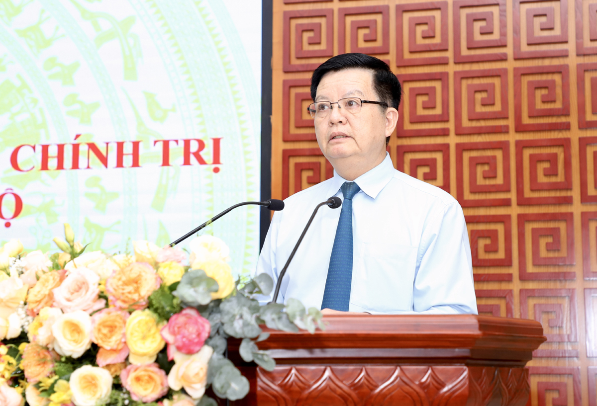 Phó Trưởng ban Thường trực Ban Tổ chức Trung ương Mai Văn Chính phát biểu tại hội nghị