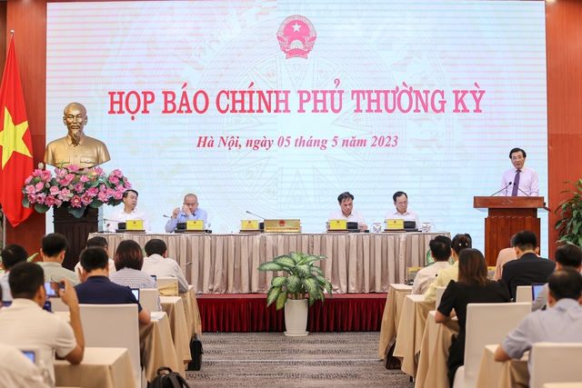 Bộ trưởng, Chủ nhiệm Văn phòng Chính phủ Trần Văn Sơn, Người phát ngôn của Chính phủ chủ trì buổi họp báo Chính phủ thường kỳ tháng 4-2023. Ảnh: VGP/Nhật Bắc.