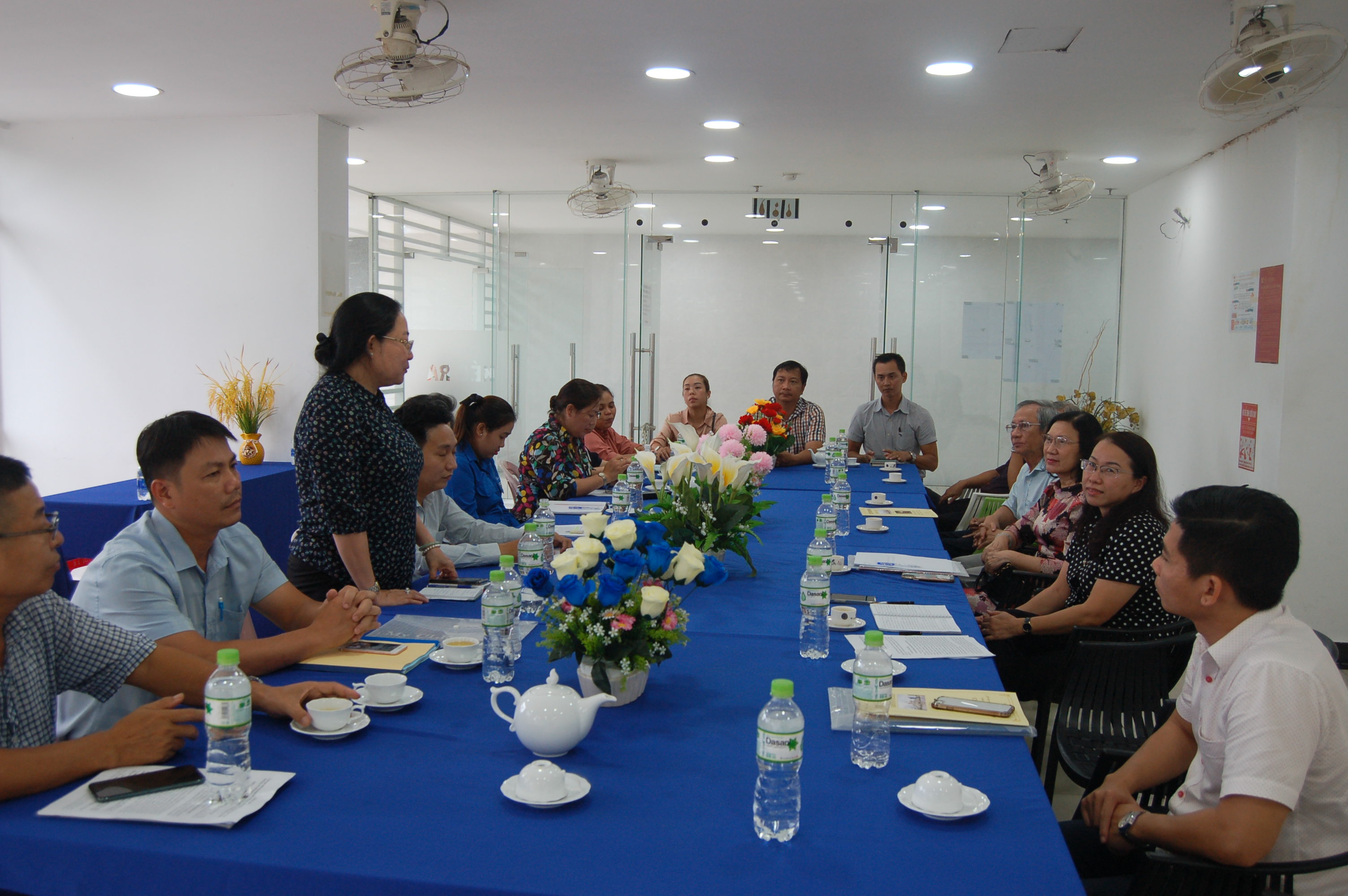Đảng ủy Phường 5, Quận 8 làm việc với Chi ủy Chung cư Giai Việt để chuẩn bị thành lập các tổ chức chính trị - xã hội trong chung cư.
            Ảnh: Thành Sáng