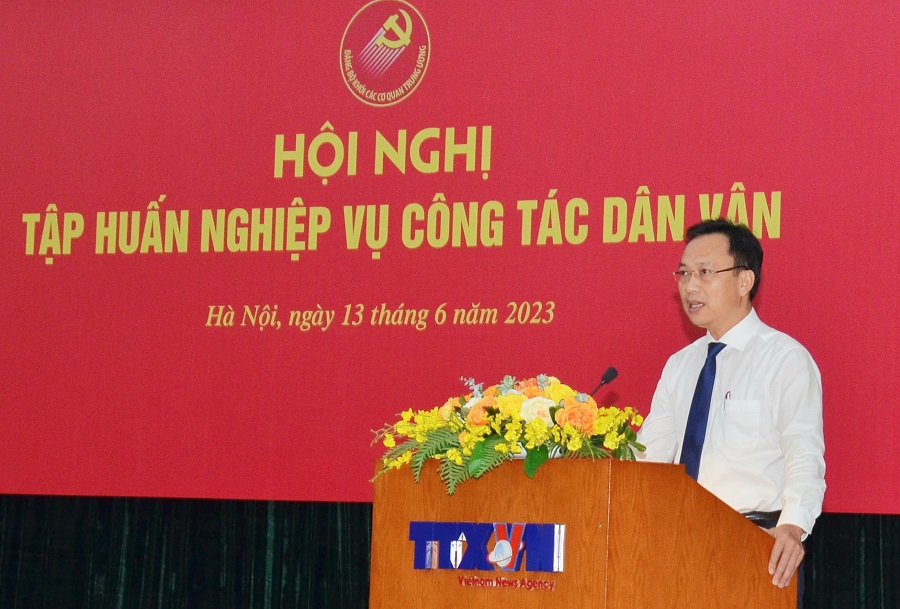 Đồng chí Lại Xuân Lâm, Phó Bí thư Thường trực Đảng ủy Khối Các cơ quan Trung ương phát biểu tại Hội nghị.