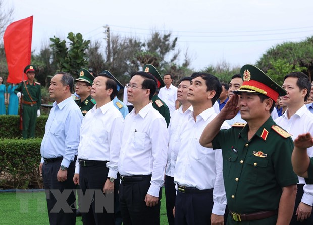 Chủ tịch nước Võ Văn Thưởng và các đại biểu thực hiện nghi thức chào cờ tại Cột cờ chủ quyền Tổ quốc trên đảo Phú Quý. (Ảnh: Thống Nhất/TTXVN).