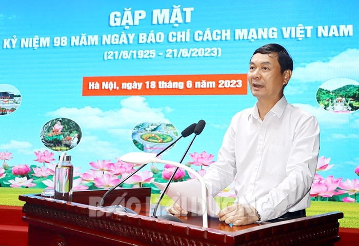 Đồng chí Ngô Minh Tuấn, Trưởng Ban Báo chí - Văn nghệ sĩ, Tổng Biên tập Tạp chí Xây dựng Đảng phát biểu tại buổi gặp mặt.