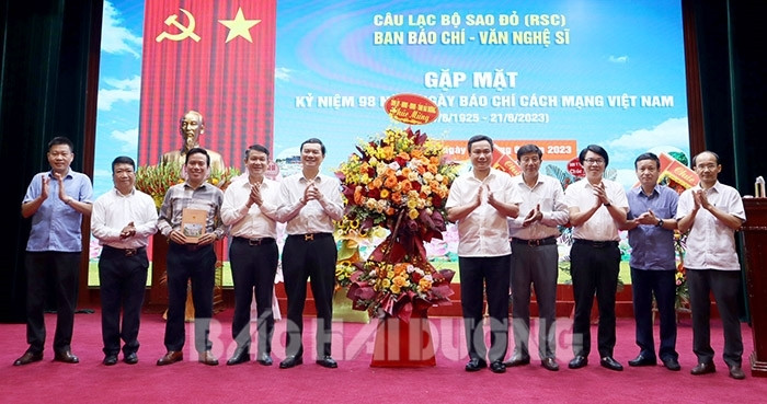Đoàn Đại biểu tỉnh Hải Dương tặng hoa chúc mừng Ban Báo chí - Văn nghệ sĩ.