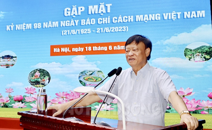 Đồng chí Vũ Văn Hiền, nguyên Ủy viên Trung ương Đảng, nguyên Tổng Giám đốc Đài Tiếng nói Việt Nam, thành viên Ban Cố vấn của Câu lạc bộ Sao Đỏ phát biểu tại buổi gặp mặt.