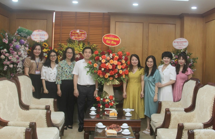 Đ/c Nguyễn Quang Trường, Phó Bí thư Đảng ủy Khối Các cơ quan Trung ương chúc mừng Tạp chí Xây dựng Đảng.