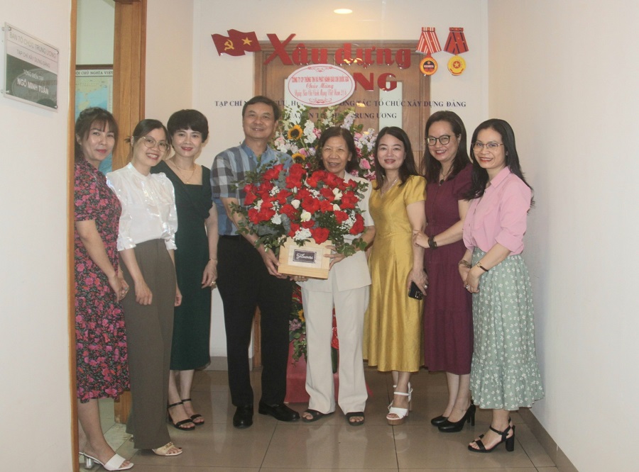 Đồng chí Nguyễn Thúy Hoàn, nguyên Phó Tổng Biên tập Tạp chí Xây dựng Đảng chúc mừng Tạp chí.