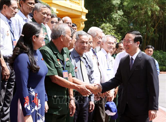 Chủ tịch nước Võ Văn Thưởng gặp mặt thân mật Đoàn đại biểu người có công với cách mạng tỉnh Vĩnh Long nhân dịp ra thăm Thủ đô Hà Nội, sáng 30-5-2023. Ảnh: TTXVN