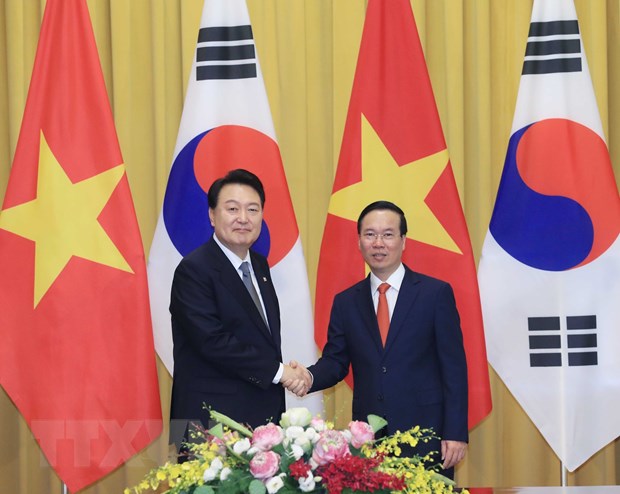 Chủ tịch nước Võ Văn Thưởng và Tổng thống Hàn Quốc Yoon Suk Yeol tại lễ đón. (Ảnh: Thống Nhất/TTXVN).