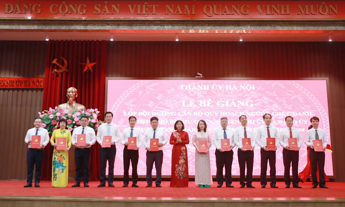 Đ/c Nguyễn Thị Tuyến trao chứng chỉ cho các học viên.